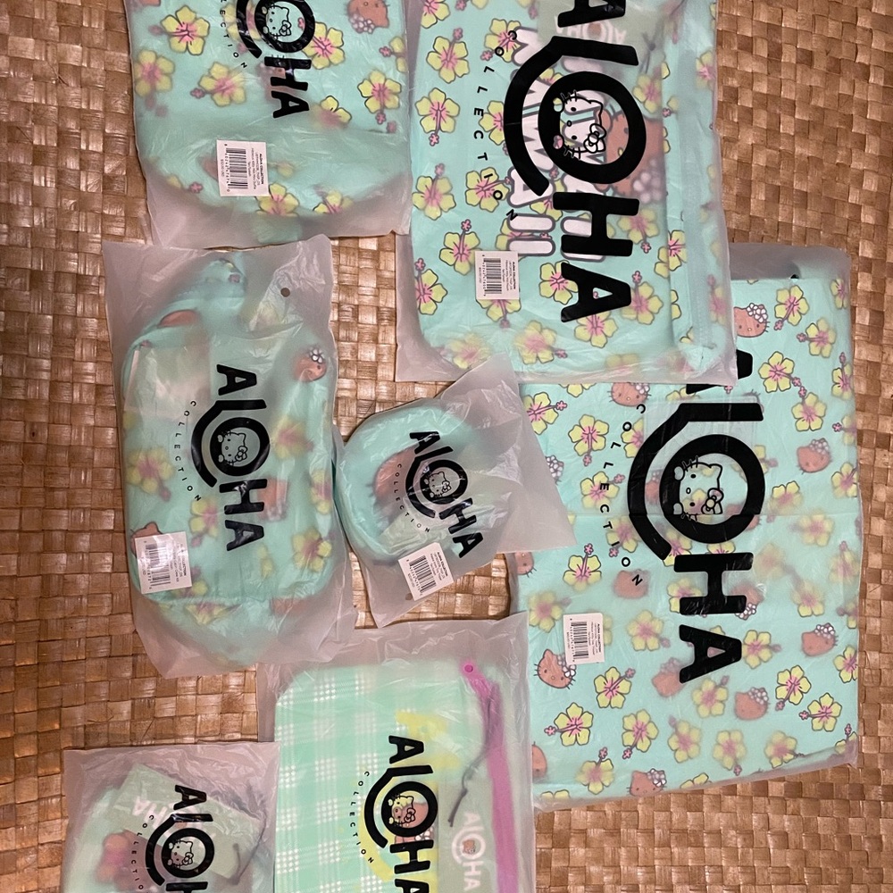 ALOHA Collection x DFS x Hello Kitty COMPLETE Tan Kitty Hibiscus Splash - Picture 9 of 16